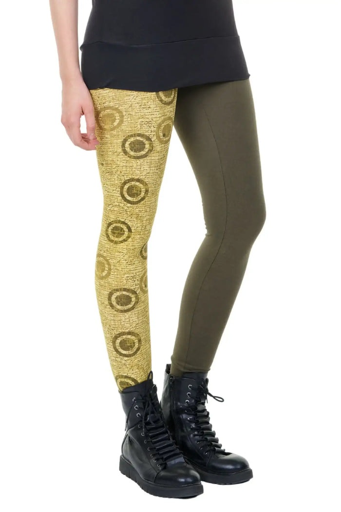 Ausgefallene Damen Leggings mit einem Bein in Goldmuster und einem Bein in Olivgrün.