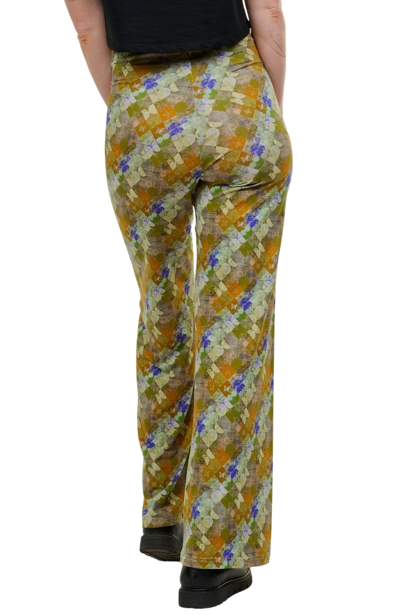 Weit geschnittene Damenstoffhose Made in Berlin. Modell Vintage Vibe von Curlix Leggins-Love mit Retro-Print und elastischem Bund, ideal für einen individuellen Streetwear-Look.