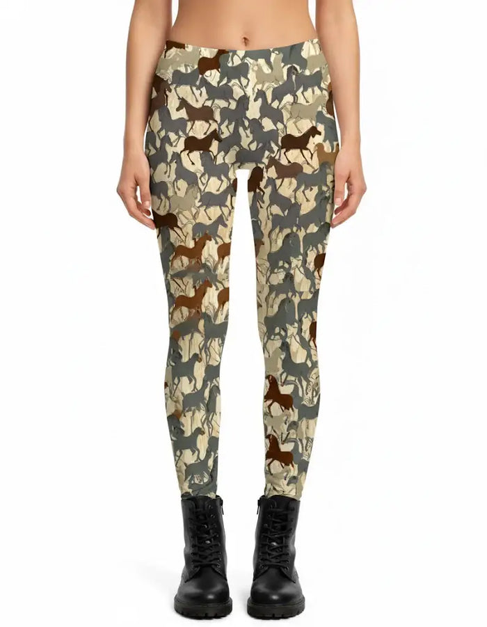 Damen Leggings mit Pferde-Muster in Naturtönen, nachhaltig, modisch kombiniert mit schwarzen Boots