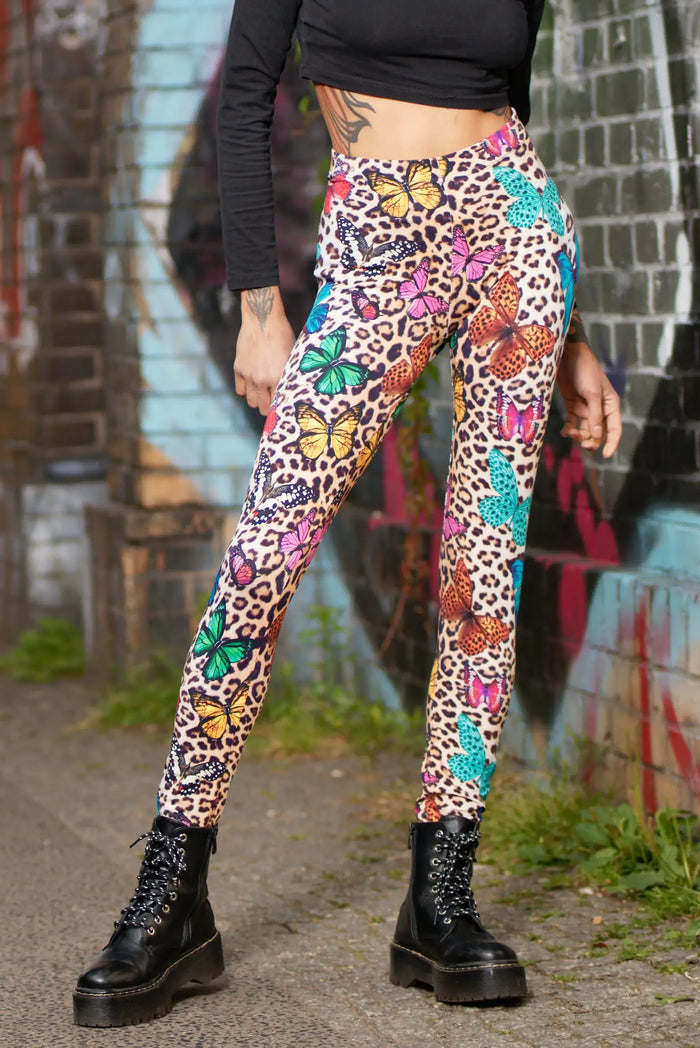 Ausgefallene Leggings mit Leopardenmuster und bunten Schmetterlingen, kombiniert mit schwarzen Boots