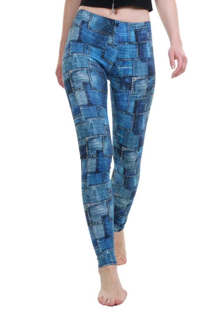 Frau trägt blaue Leggings mit Jeans-Patchwork-Muster, nachhaltige Baumwolle, modisch