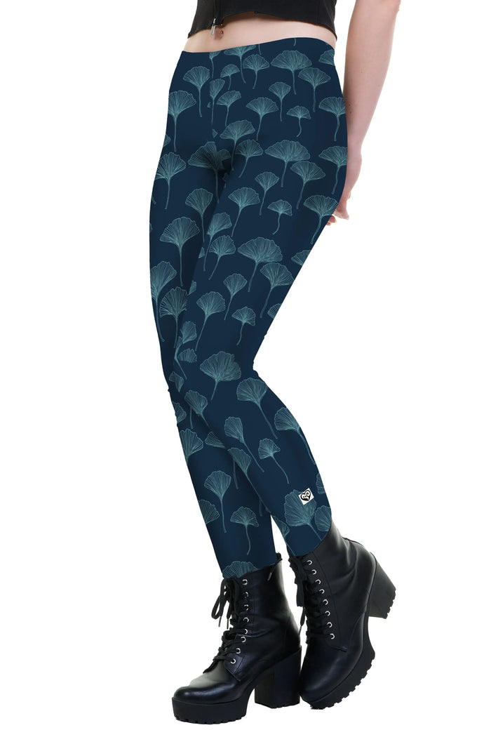 Damen Baumwoll-Leggings in Dunkelblau mit Ginkgo-Blatt Muster, kombiniert mit schwarzen Stiefeln