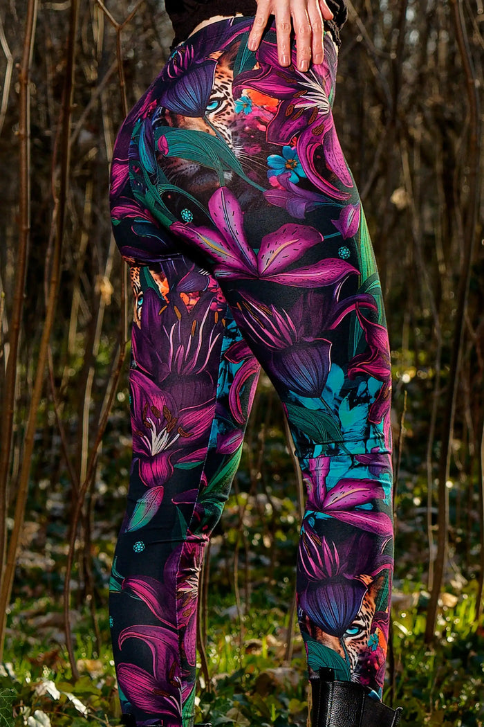 Bunte Leggings mit Leoparden- und Blumenmuster im Wald, nachhaltig produziert aus Baumwolle.