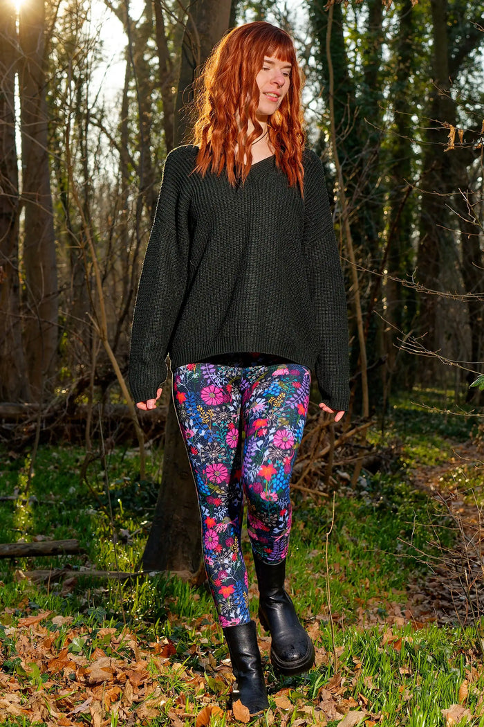 Frau trägt bunte Blumen-Leggings aus Baumwolle im Wald, nachhaltige Mode Berlin