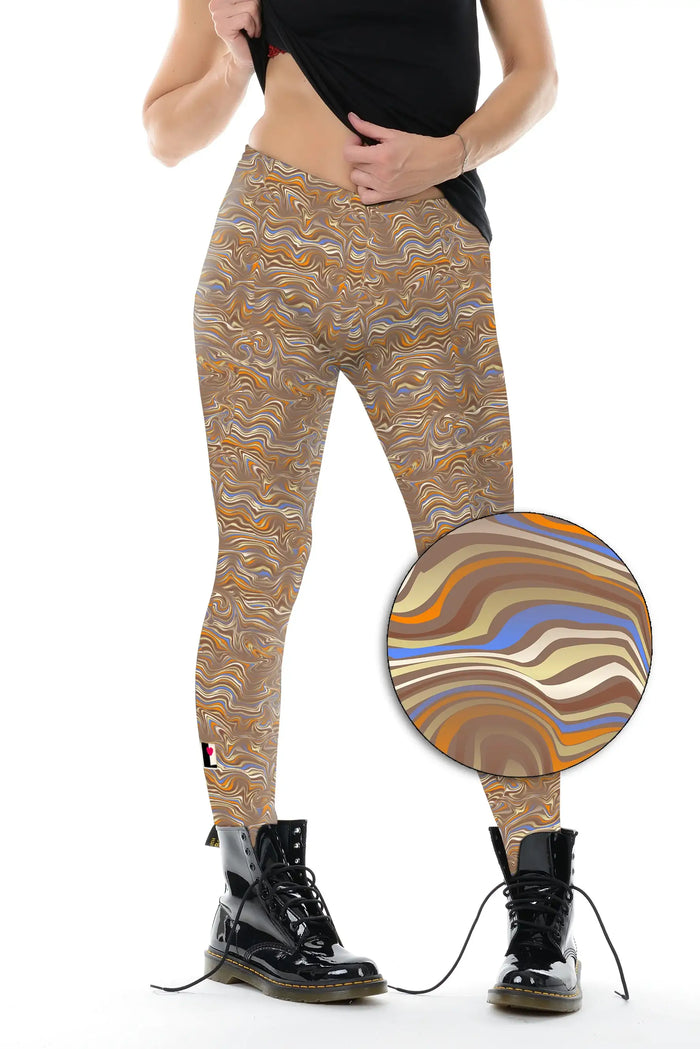 Frau trägt auffällige Leggings mit marmoriertem Muster in Salted Caramel Farben, schwarze Boots