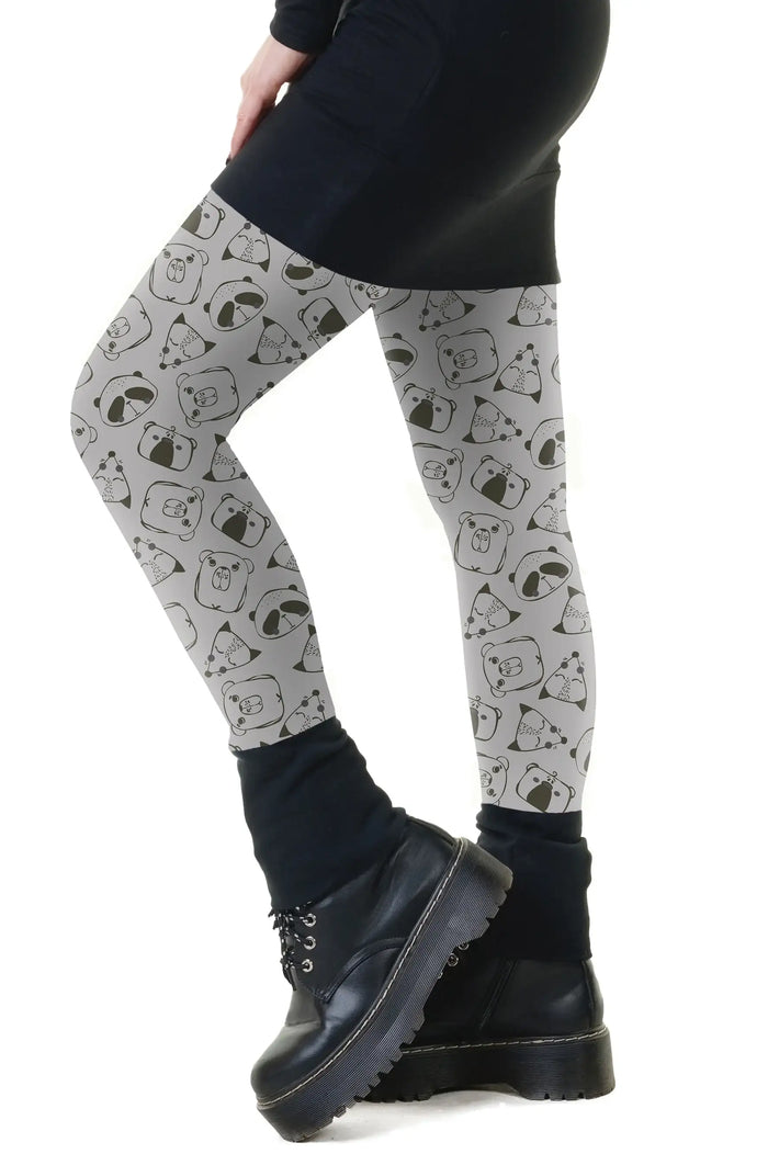 Graue Leggings mit Bären- und Fuchs-Muster, kombiniert mit schwarzem Minirock und Stiefeln
