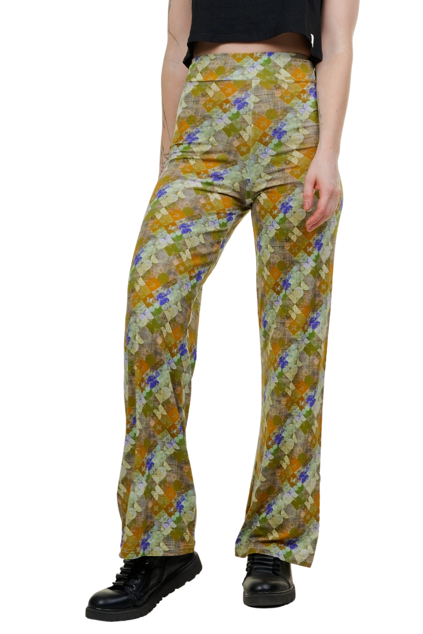 Marlene Hose Vintage Vibe von Curlix mit weitem Bein und geometrischem Muster in Oliv, Orange und Blau. Gezeigt wird die untere Hälfte eines Models in der High-Waist Stoffhose kombiniert mit schwarzen Schnürboots vor weißem Hintergrund.