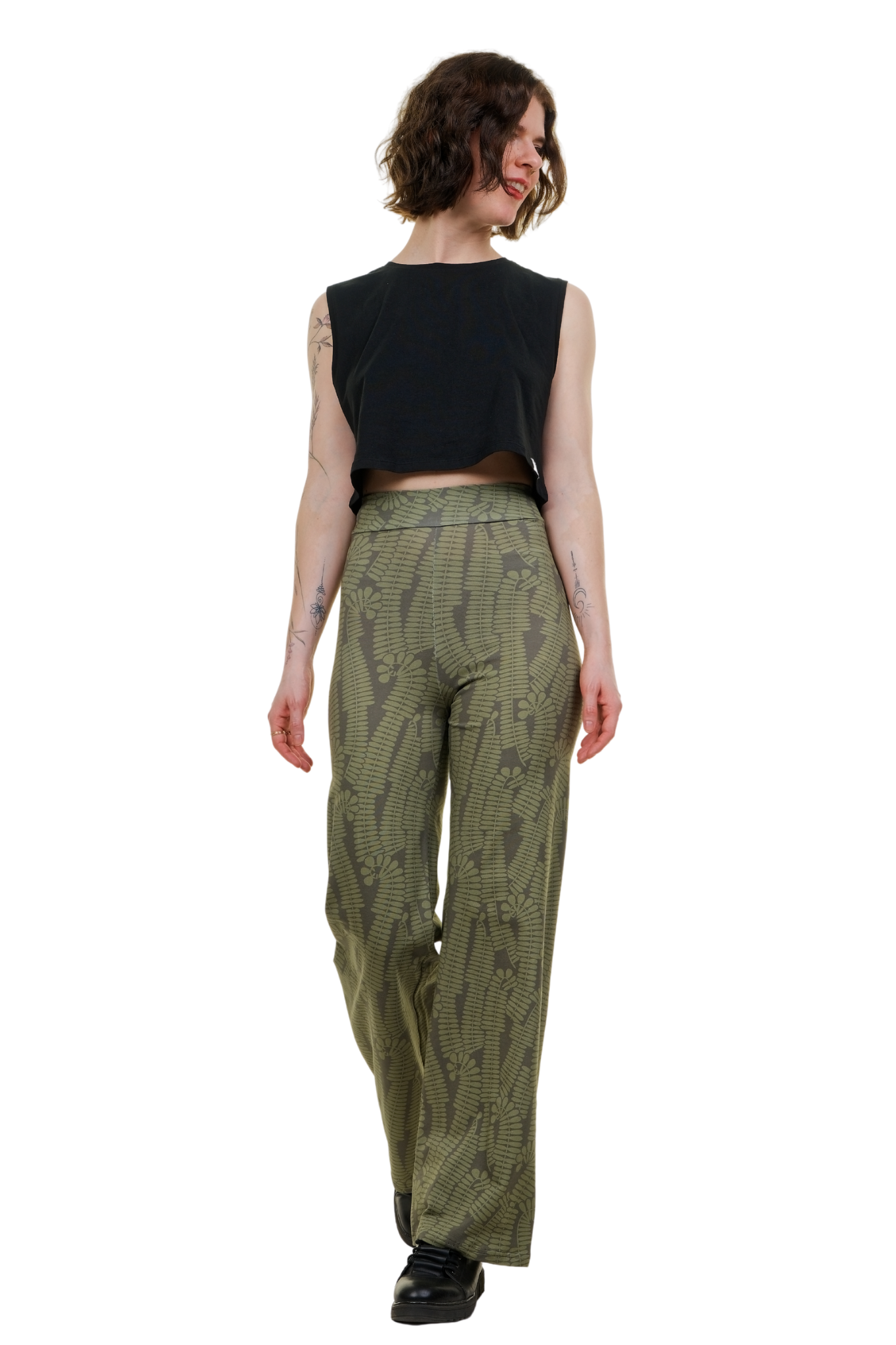 Frau trägt grüne Marlenehose mit floralem Muster aus Baumwolle, modernes Outfit, Berlin Style