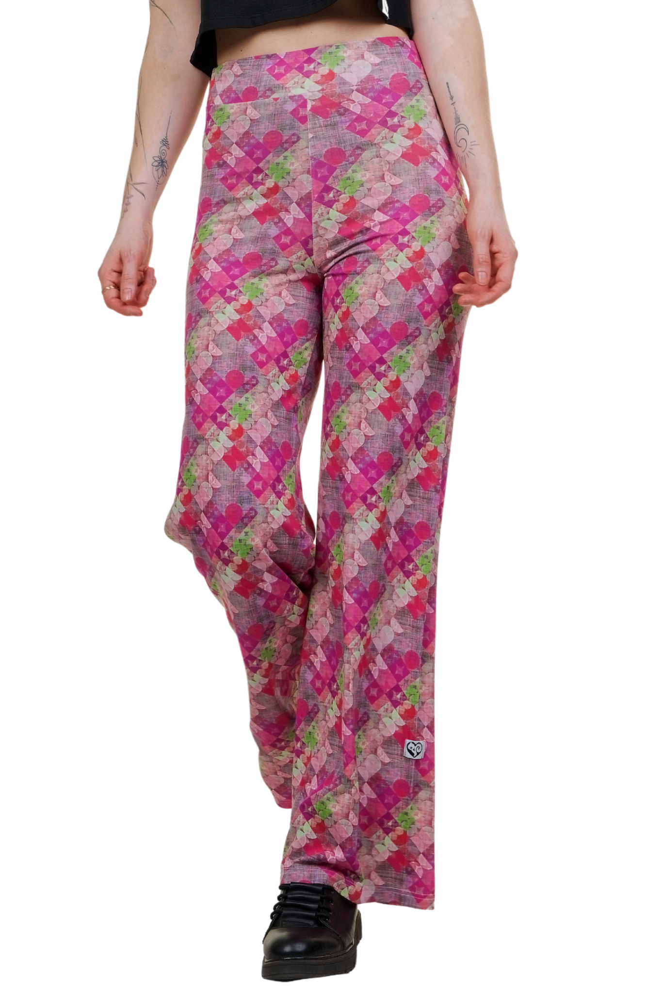 Weit geschnittene Damenstoffhose mit auffälligem rosa-pinkem Rautenmuster im Retro-Look. Modell Vintage Vibe Pink von Curlix Leggins-Love, Made in Berlin.