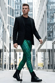 Mann trägt bunte grüne Meggings aus Baumwolle und schwarzen Blazer in urbaner Kulisse
