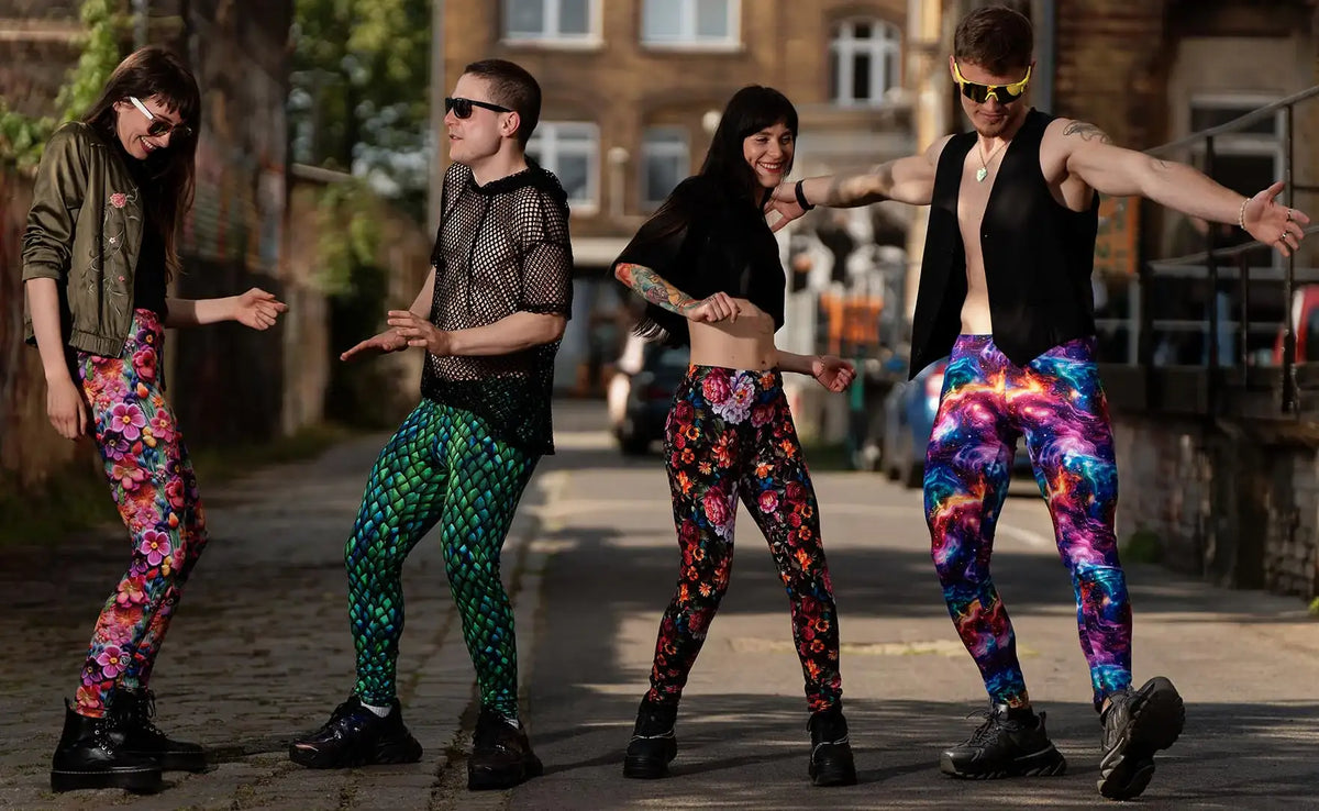 Vier Personen tragen bunte, auffällige Leggings mit Blumen- und Galaxiemotiven auf einer Straße.