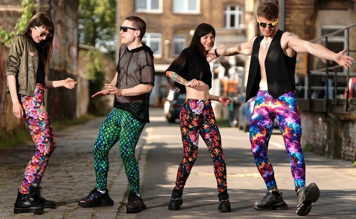 Vier Personen in bunten Leggings mit auffälligen Mustern tanzen gemeinsam im Freien