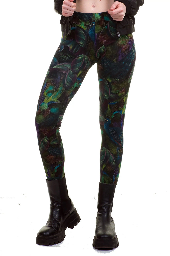 Bunte Leggings aus Baumwolle mit Pfauen- und Blättermuster, nachhaltig produziert.