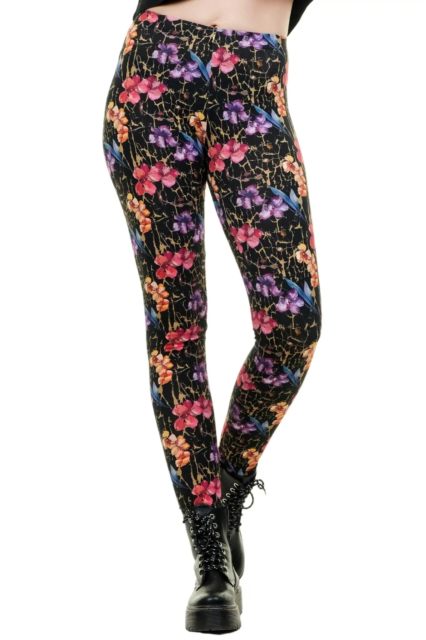 Model in floraler Baumwoll-Leggings mit schwarzem Crop-Top und Boots. Handgefertigt in Berlin.