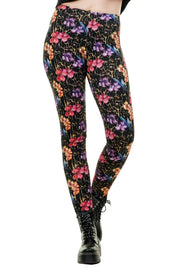 Model in floraler Baumwoll-Leggings mit schwarzem Crop-Top und Boots. Handgefertigt in Berlin.