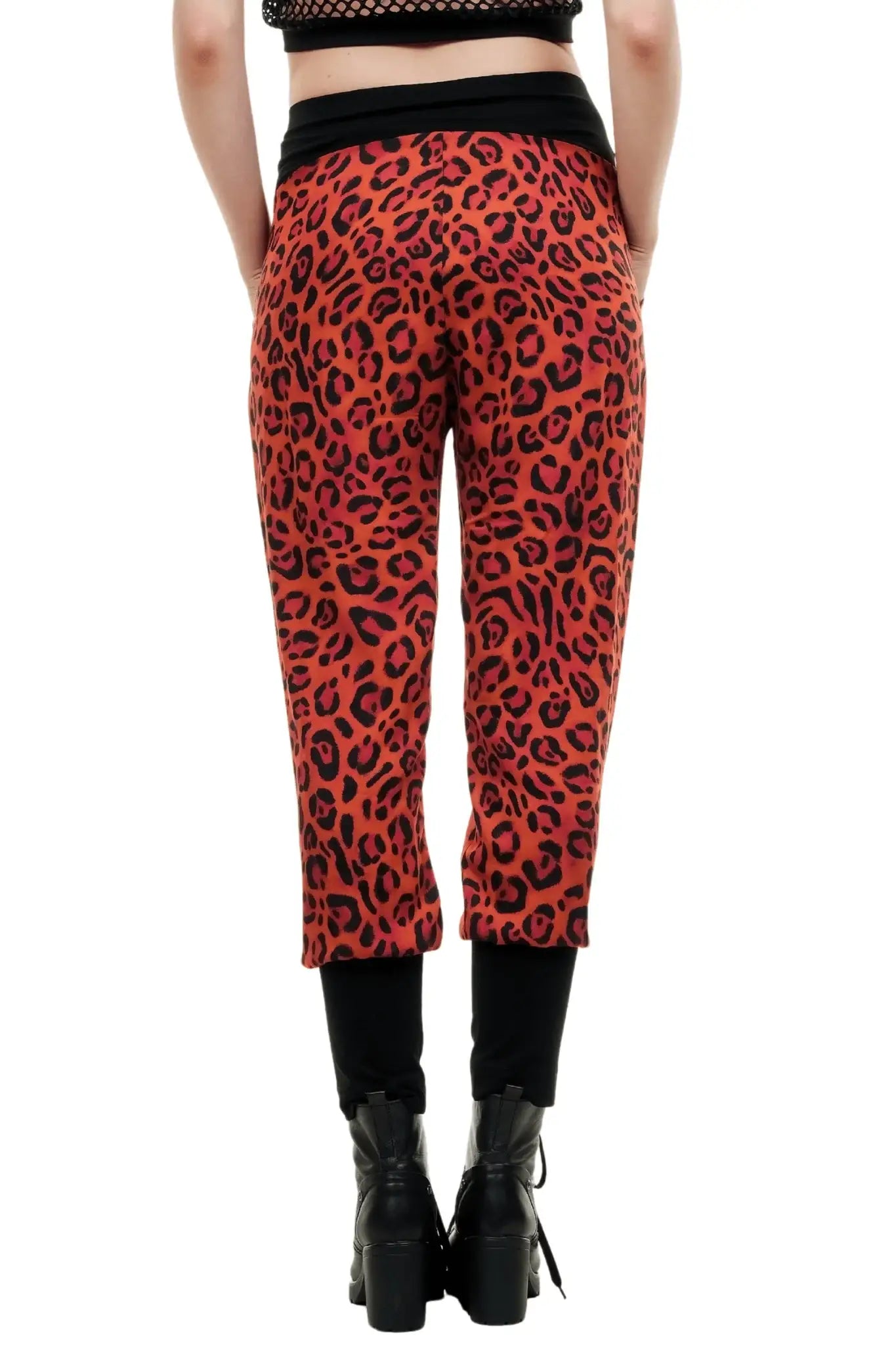 Rote Leggings mit auffälligem Leo-Print, nachhaltiger Damenmode, Rückansicht