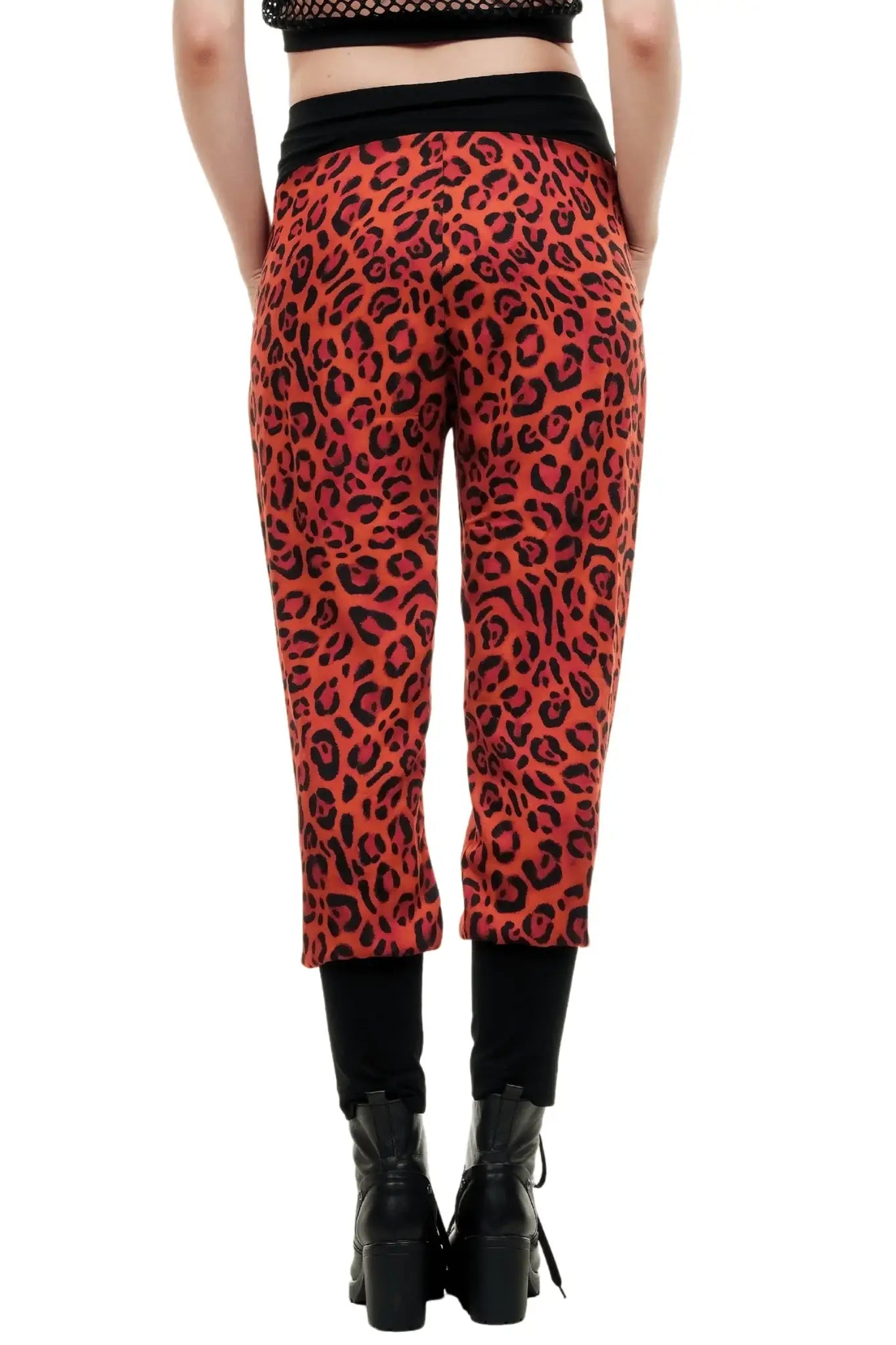 Rote Leggings mit auffälligem Leo-Print, nachhaltiger Damenmode, Rückansicht