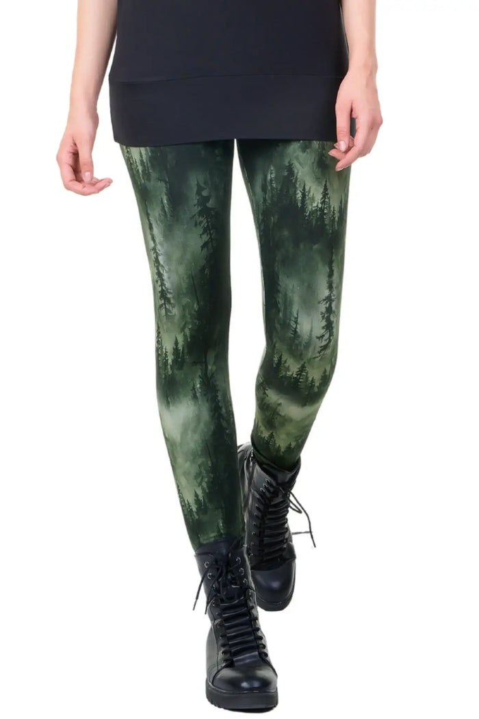 Damen Leggings mit grünem Nebelwald Motiv, nachhaltig, kombiniert mit schwarzen Boots