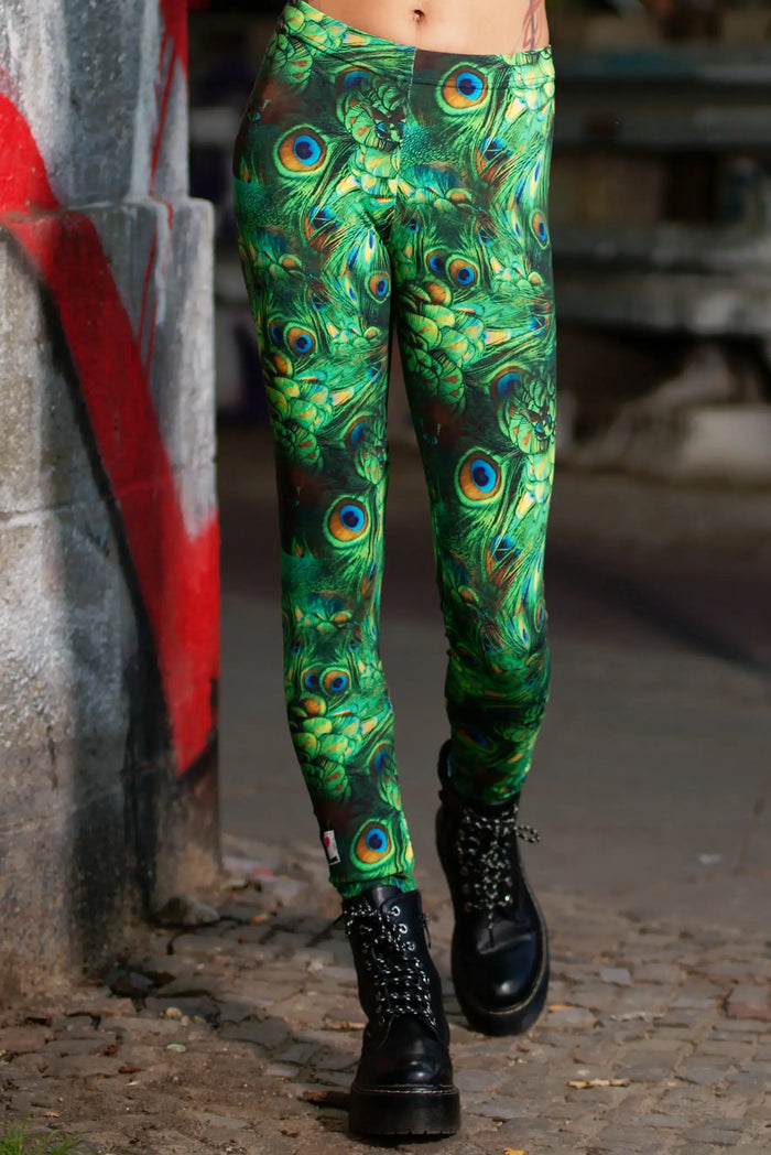 Bunte Leggings mit Pfauenfeder-Muster, getragen mit schwarzen Plateau-Stiefeln, Streetstyle