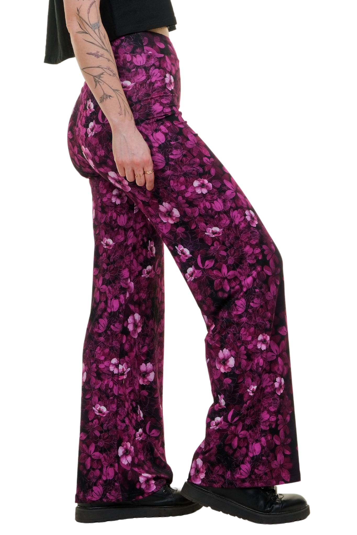 Damen Marlenehose mit pinkem Blumenmuster, weites Bein, seitliche Ansicht, lässiges Outfit