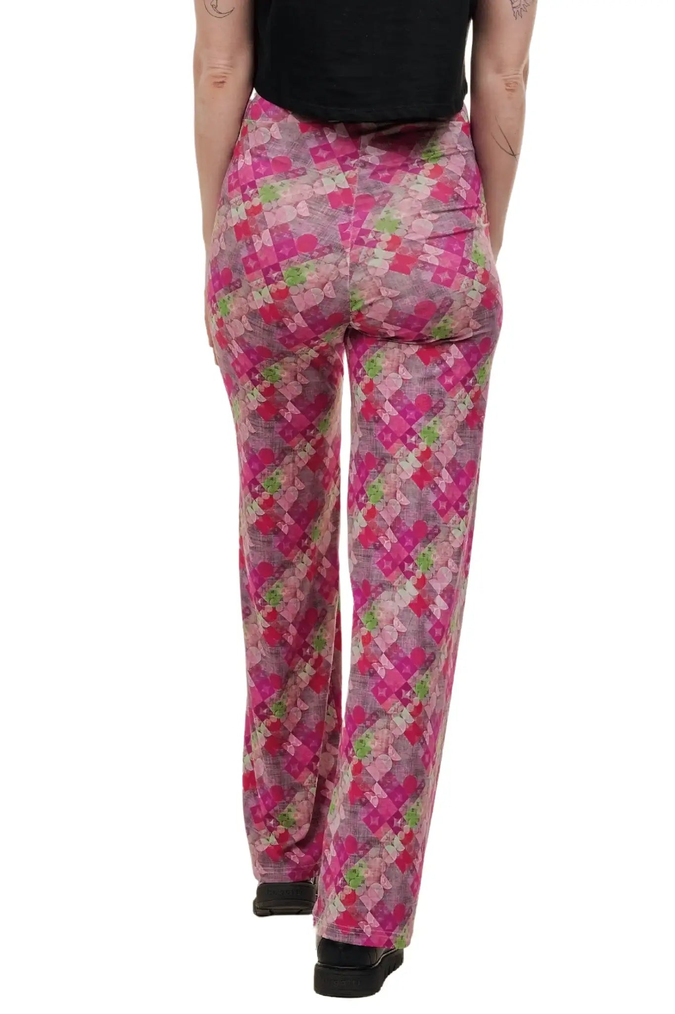 Damenhose mit weitem Bein, pinkem Vintage-Muster und modernem Karodesign