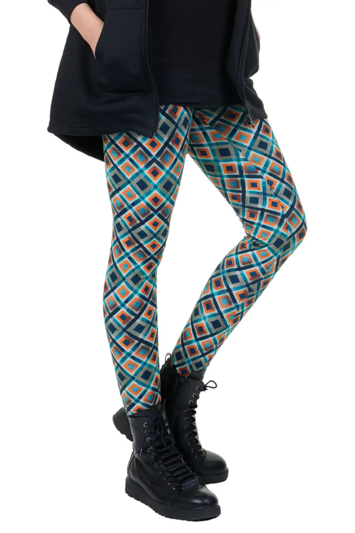 Bunte Leggings mit geometrischem Karomuster in Blau, Orange und Weiß, nachhaltig produziert.