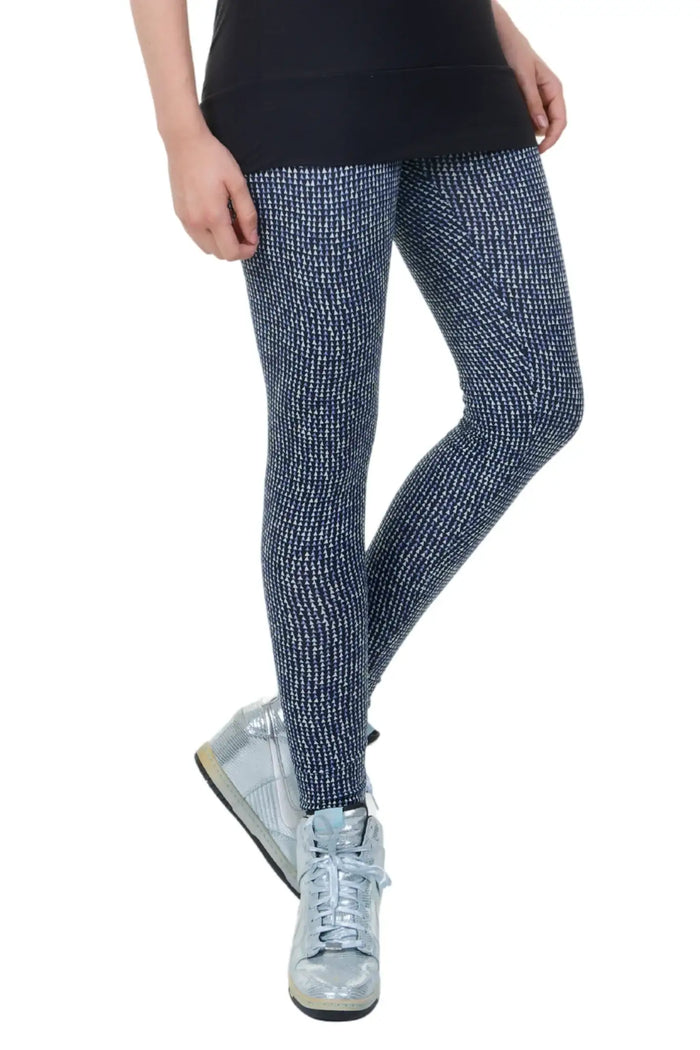 Damen Leggings mit blau-weißem Muster, nachhaltig aus Baumwolle, kombiniert mit silbernen Sneakern
