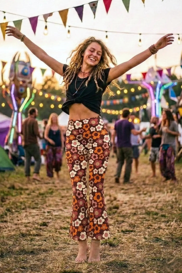 Frau auf Festival mit Schlaghose aus Baumwolle im Retro-Blumenmuster, farbenfroh und modern