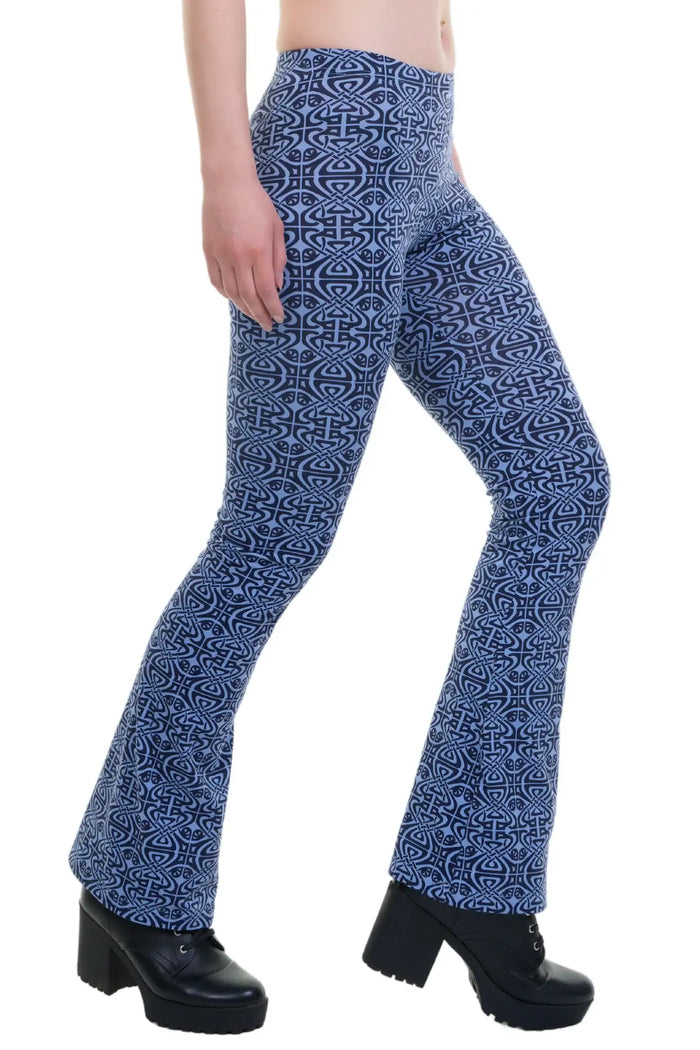 Blau gemusterte Schlagleggings aus Baumwolle, nachhaltig produziert, modisch ausgestellt