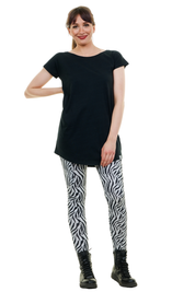 Langes schwarzes T-Shirt Kleid kombiniert mit Zebra-Print Leggings – Curlix Streetwear Style.