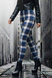 Frau mit blaukarierten Leggings und Lederjacke in urbaner Straße, nachhaltige Mode Berlin