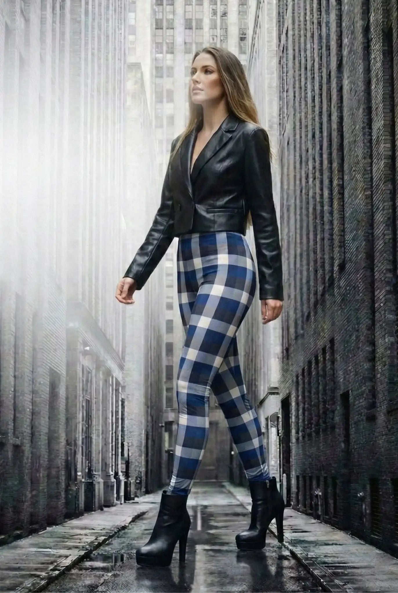 Frau trägt karierte blaue Leggings und schwarze Lederjacke in urbaner Gasse, Mode- und Streetstyle-Look