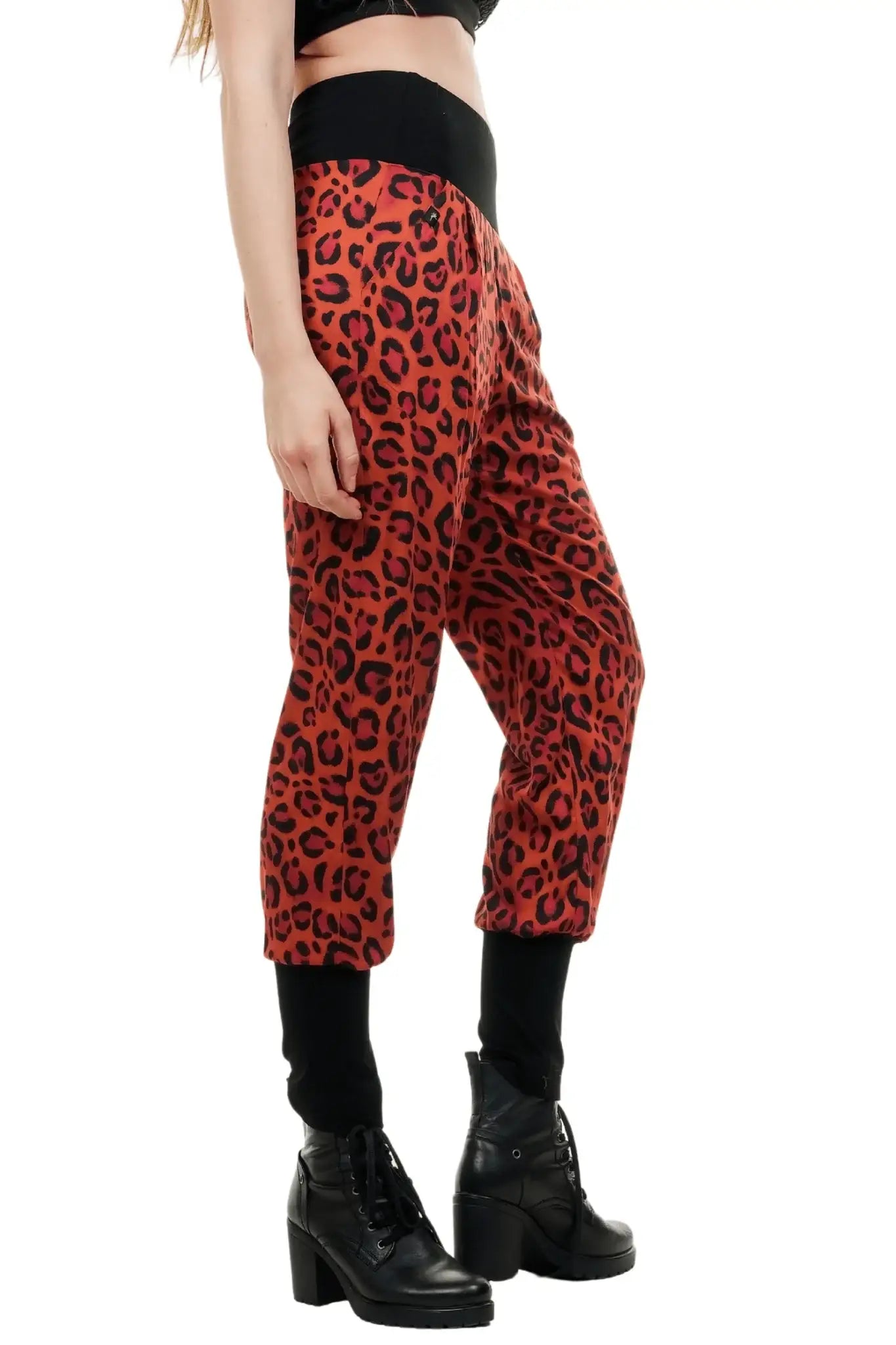 Rote Haremshose mit Leo-Print, hohem Bund und schwarzen Bündchen, modisch gestylt