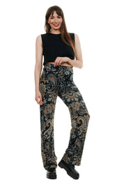 Detailansicht der weichen Jerseyhose aus Viskose mit hochwertigem Orient-Muster-Druck