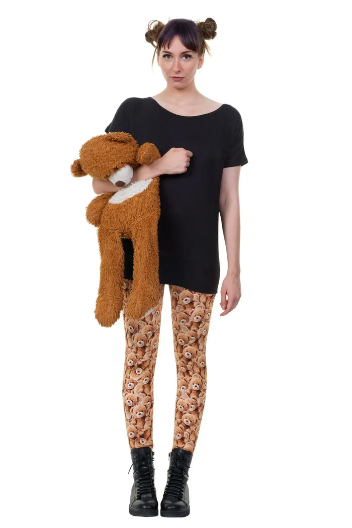 Frau mit Teddybär-Muster Leggings und Plüschbär, nachhaltige Mode, weißer Hintergrund