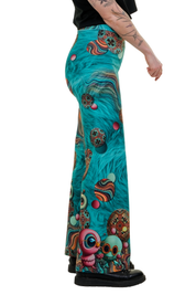 Weite Baumwollhose mit buntem, surrealem Muster und lustigen Figuren, Seitenansicht, Sommermode