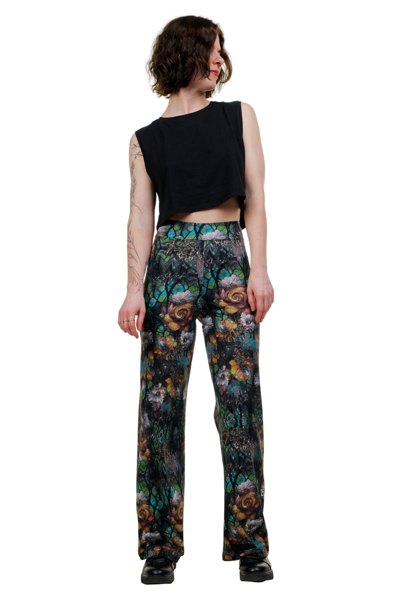 Weite Baumwollhose mit buntem Blumenmuster, getragen von Frau im schwarzen Crop Top