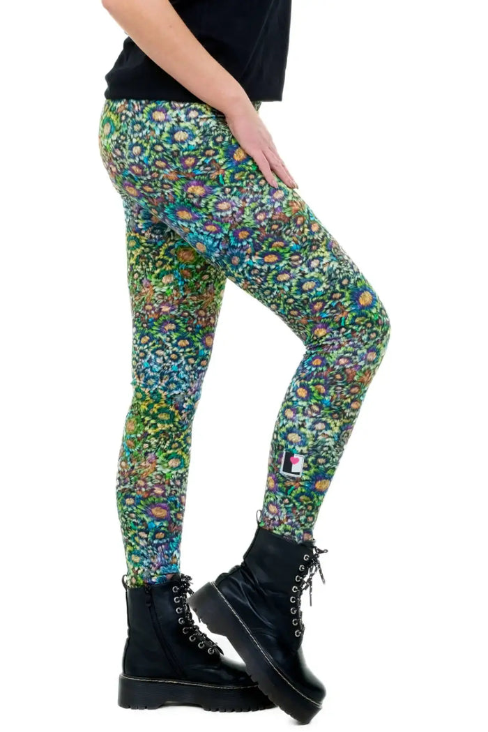Bunte Leggings mit Blumenmuster, nachhaltige Damenmode aus Baumwolle, kombiniert mit Stiefeln